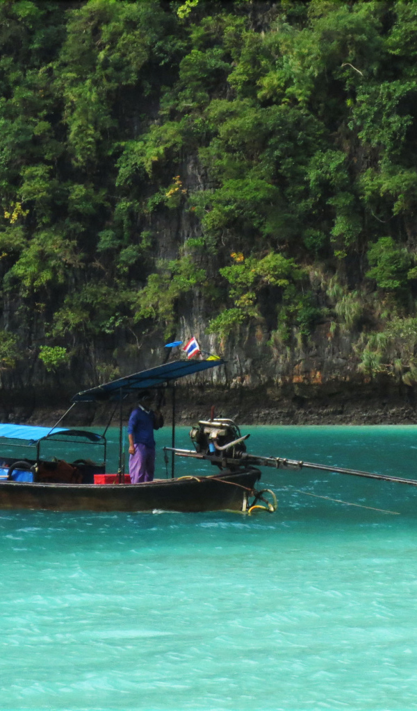 Лодка у берега острова Панган, Таиланд