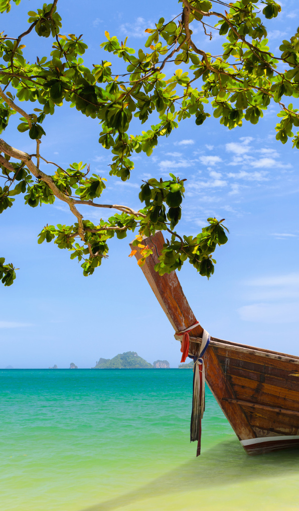 Лодка у берега на курорте Краби, Таиланд