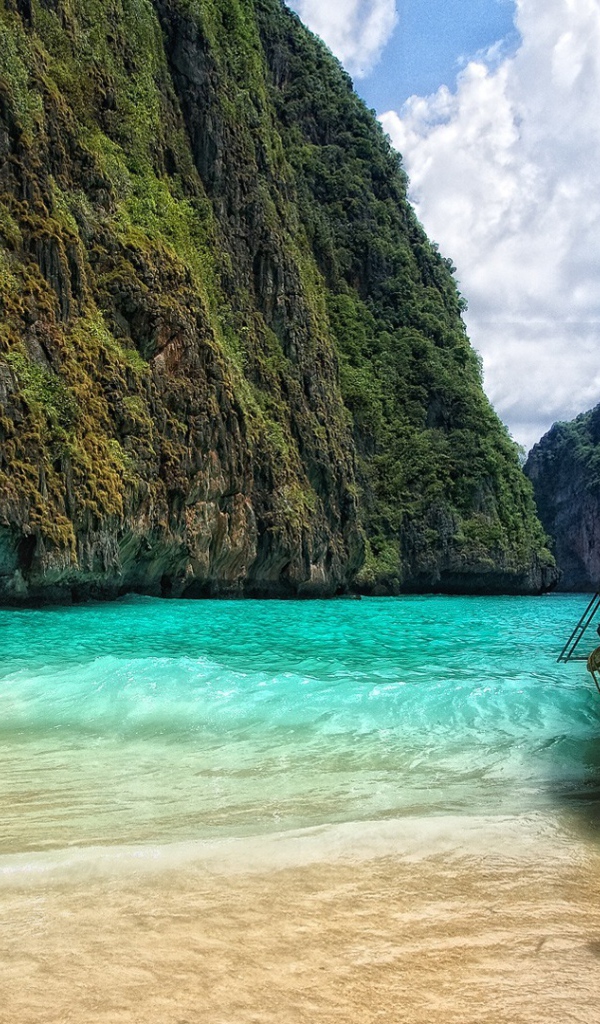 Лодка у берега в Пхукете