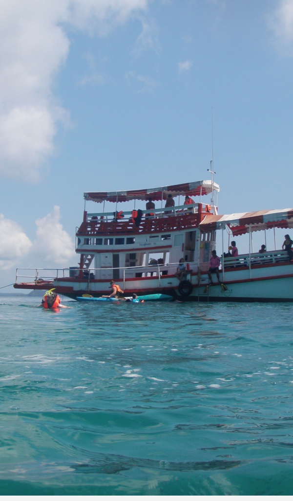 Лодка у побережья на острове Ко Куд, Таиланд