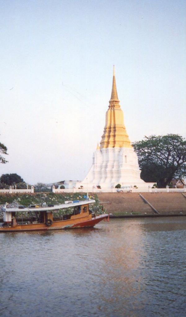 Лодка на фоне храма на курорте Лопбури, Таиланд