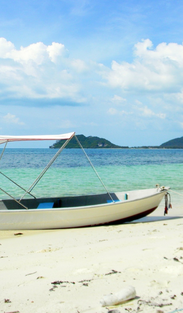 Лодка на пляже на острове Тао, Таиланд