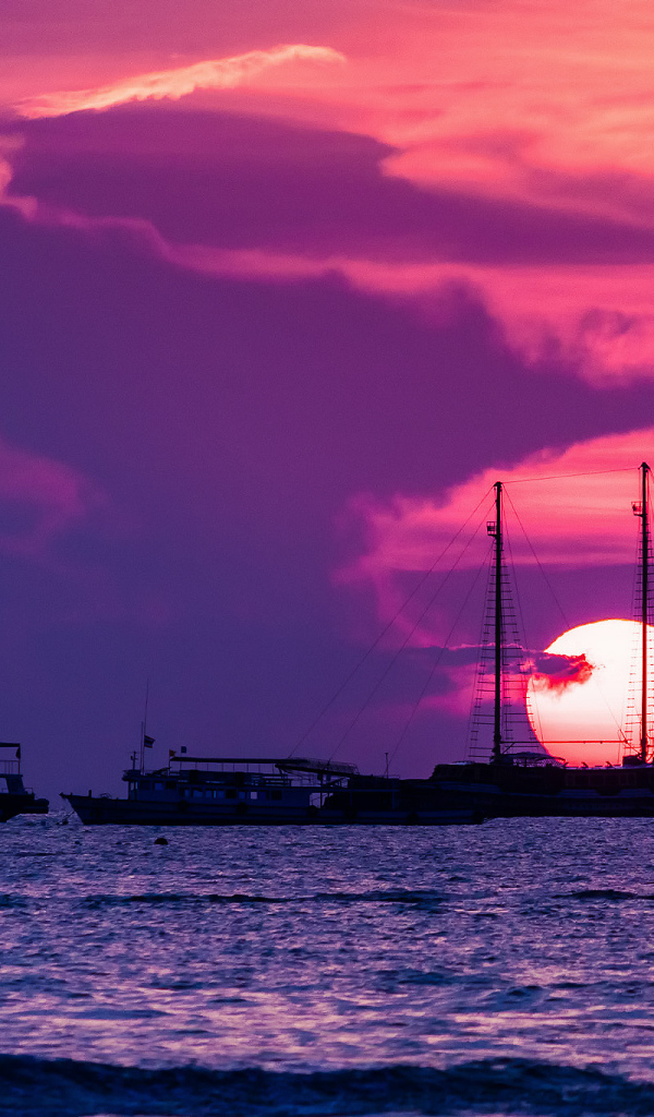 Лодки на фоне заката на курорте в Паттайе, Таиланд