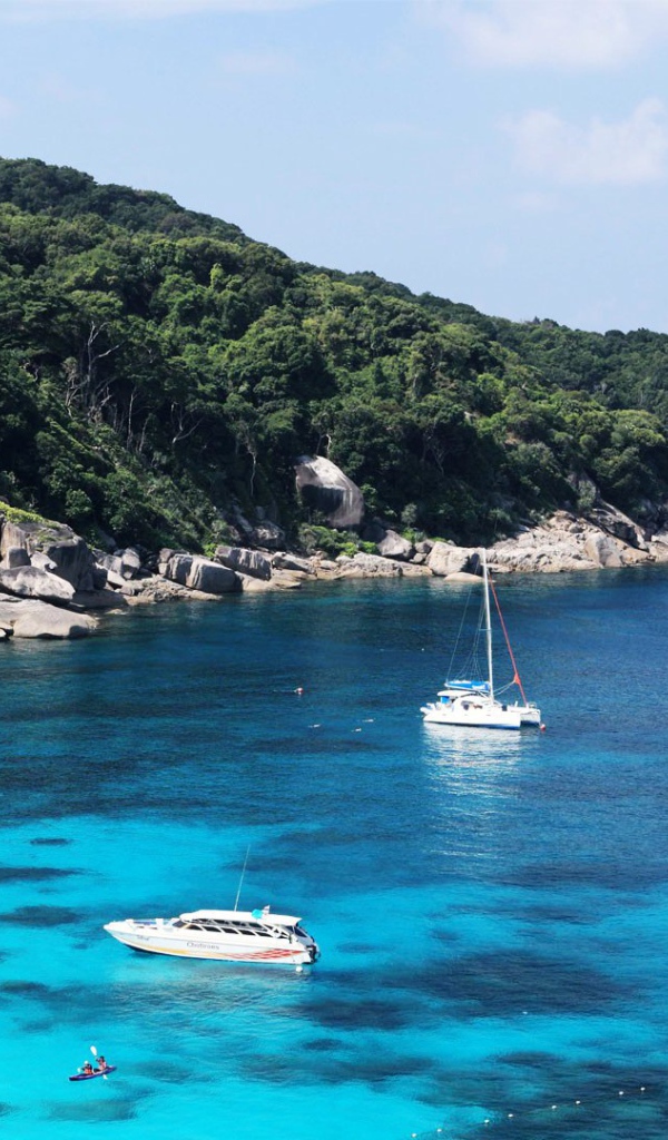 Лодки в заливе на острове Чанг, Таиланд