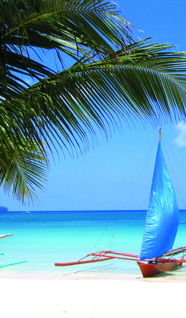 Лодки на пляже на острове Ко Куд, Таиланд