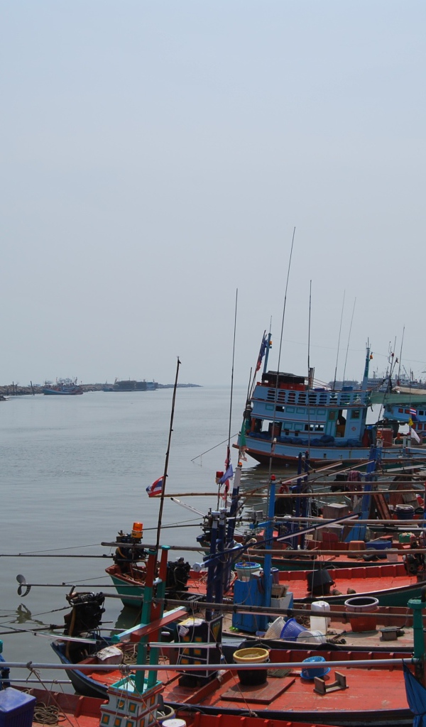 Лодки у берега на курорте Ча Ам, Таиланд