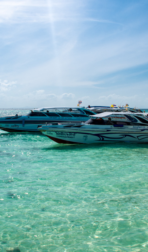 Катера у берега на курорте Краби, Таиланд