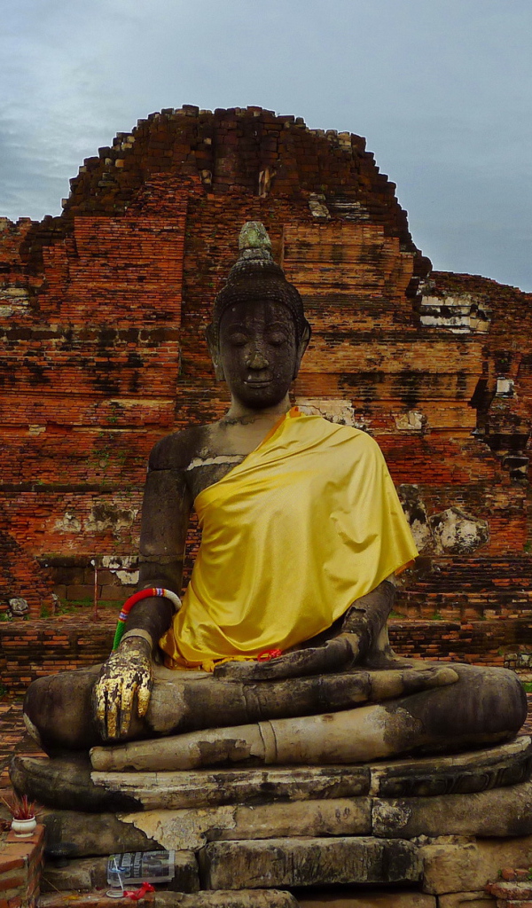 Будда на фоне развалин храма на курорте Аютайя, Таиланд