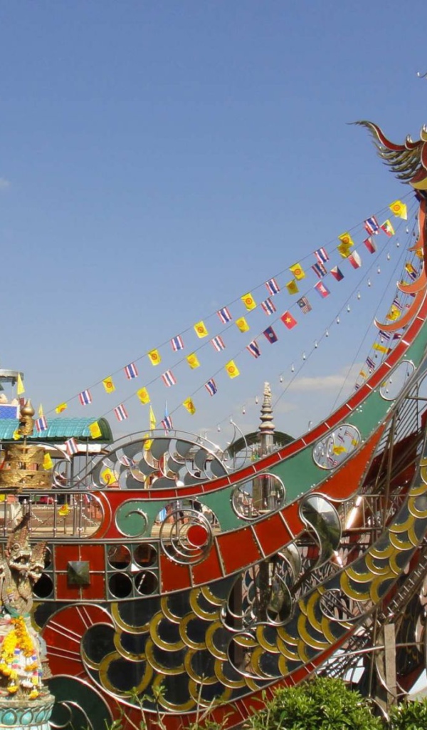 Будда на лодке на курорте Чианг Май, Таиланд