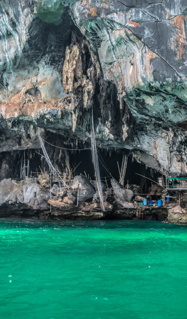 Пещера у берега на курорте острова Ко Лан, Таиланд