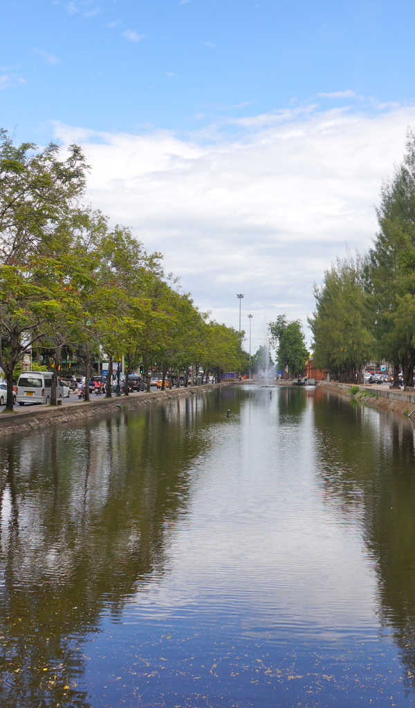 Канал в городе на курорте Чианг Рай, Таиланд