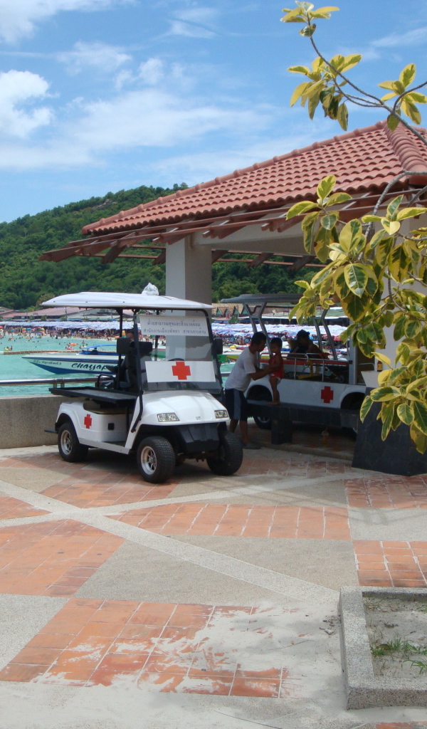 Городские улицы на курорте острова Ко Лан, Таиланд