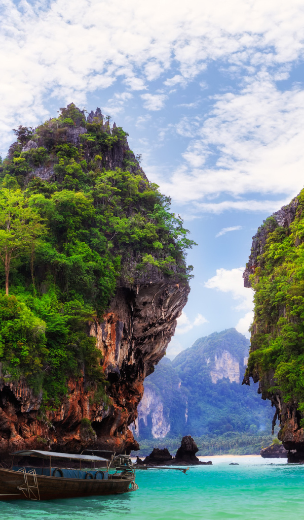 Пролив между скалами на курорте Краби, Таиланд