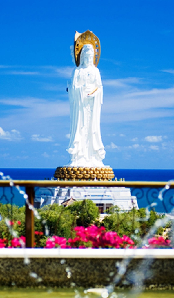 Статуя бога на берегу на острове Самет, Таиланд