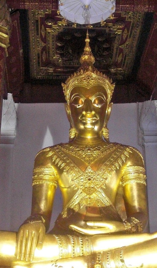 Золотой будда на курорте Аютайя, Таиланд