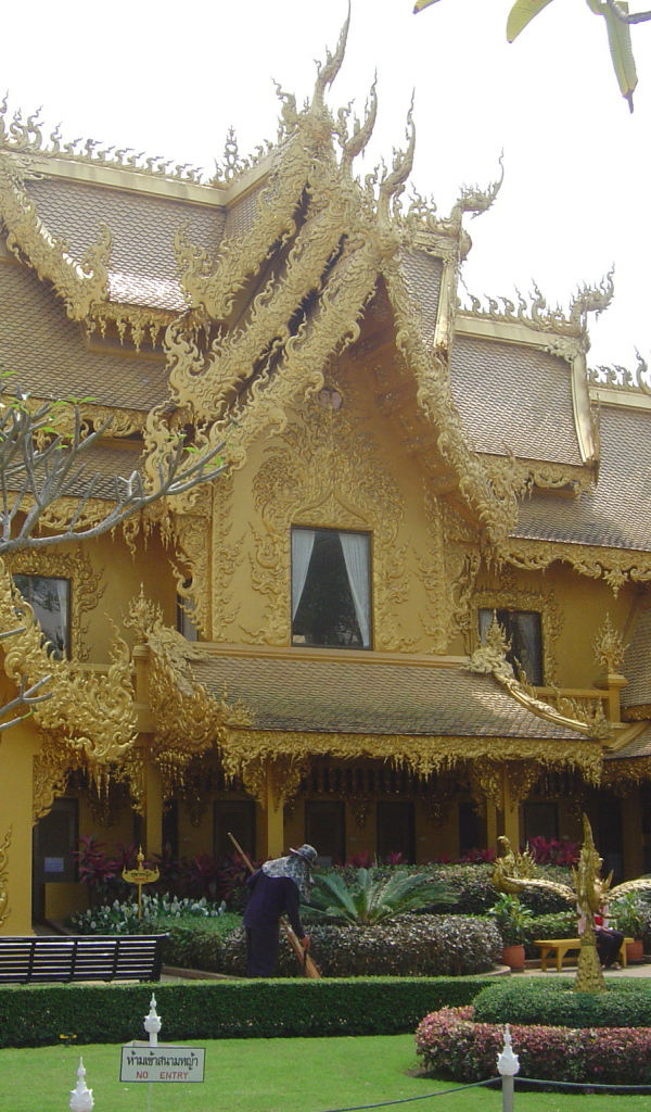 Золотой храм на курорте Чианг Рай, Таиланд
