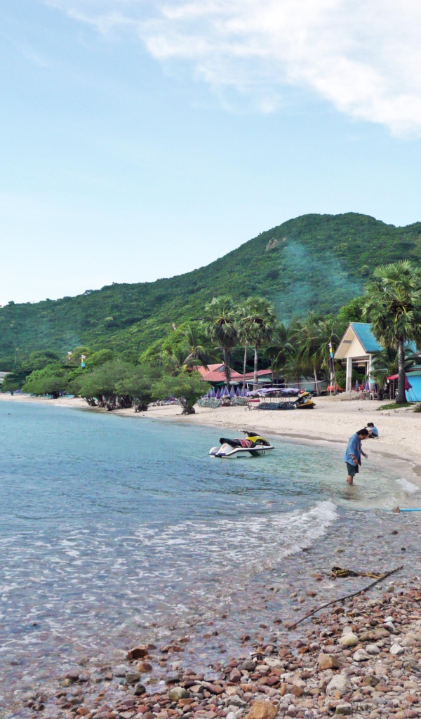 Гравий на пляже на курорте острова Ко Лан, Таиланд