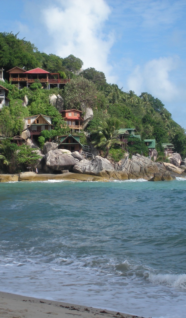 Дома на скале у берега на острове Панган, Таиланд