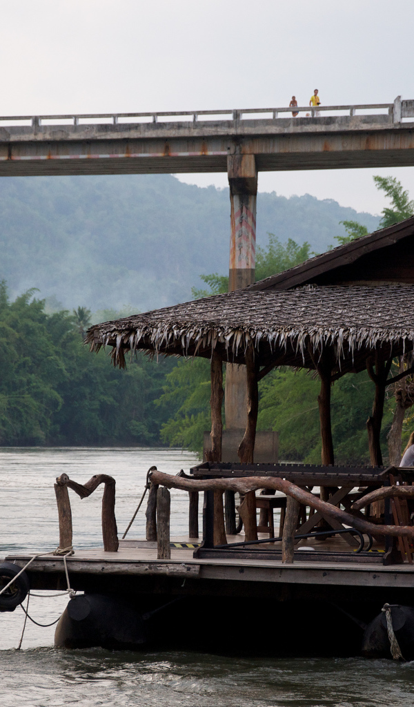 Плавучий дом на реке на курорте Чианг Май, Таиланд
