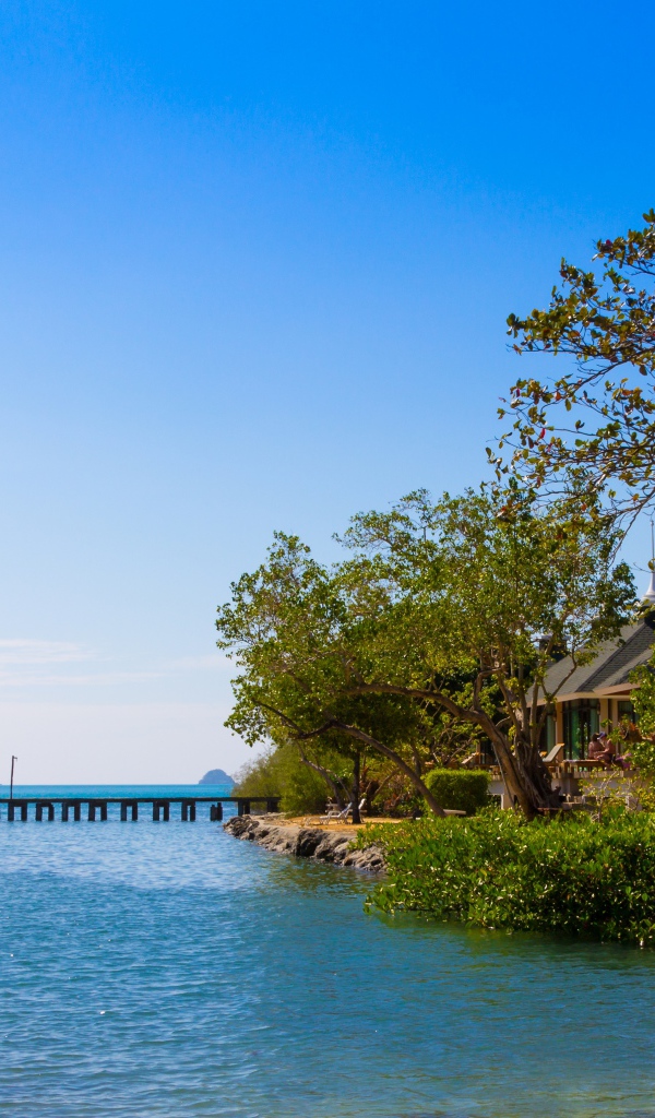 Хижины у воды на острове Чанг, Таиланд
