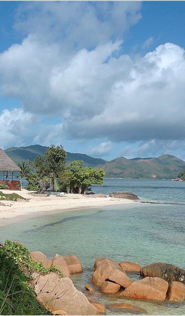 Хижина на побережье на курорте острова Ко Лан, Таиланд