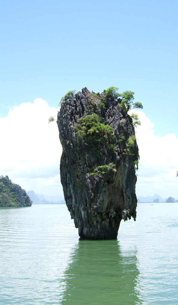 Одинокая скала в заливе в Пхукете, Таиланд