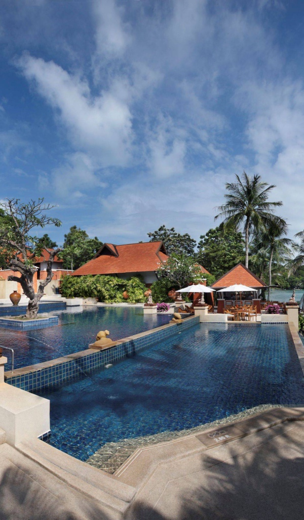 Бассейн на берегу на курорте Районг, Таиланд