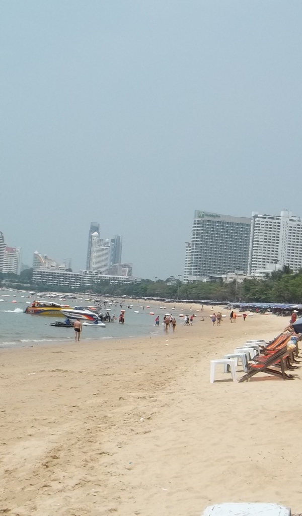 Отдых на пляже на курорте в Паттайе, Таиланд