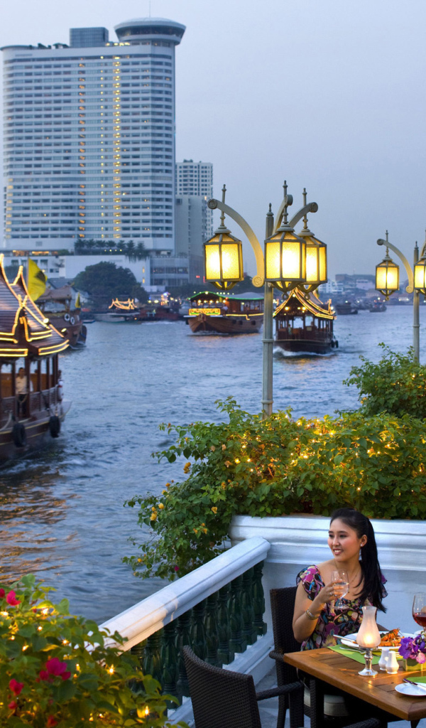 Отдых на набережной в Бангкоке, Таиланд