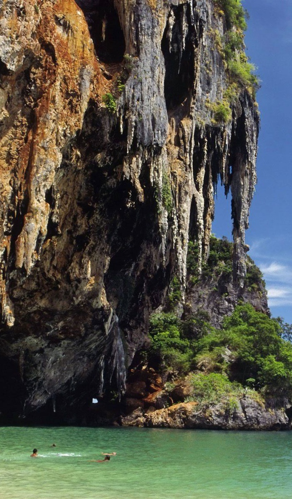 Скала у побережья на курорте Районг, Таиланд