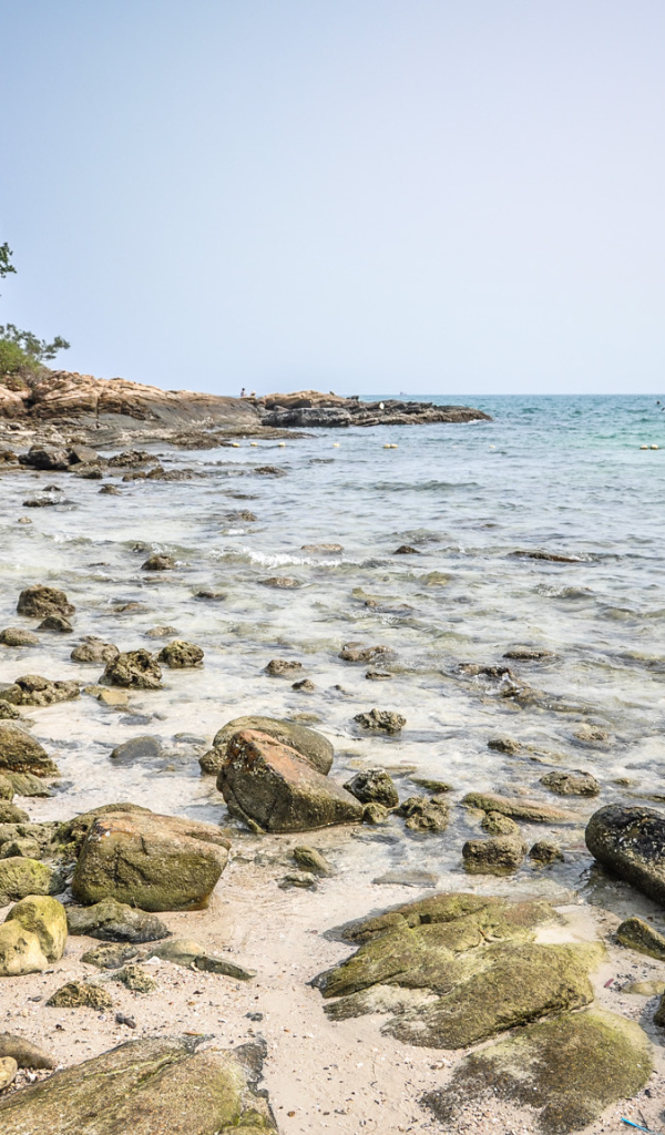 Каменистый берег на острове Самет, Таиланд