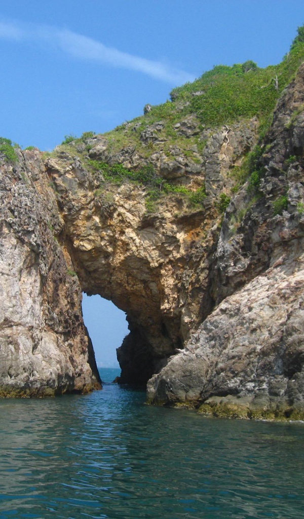 Скалистый берег на острове Самет, Таиланд