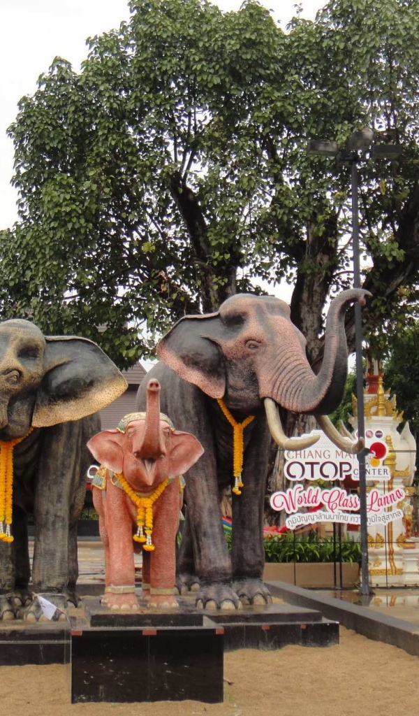 Скульптура слонов на улице на курорте Чианг Май, Таиланд