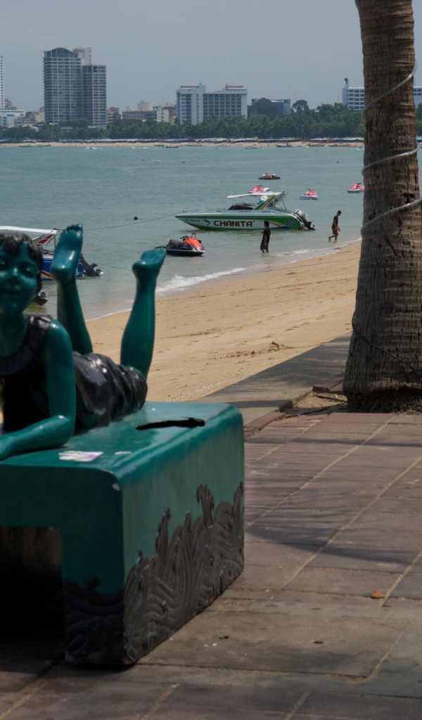 Скульптуры на набережной на курорте в Паттайе, Таиланд