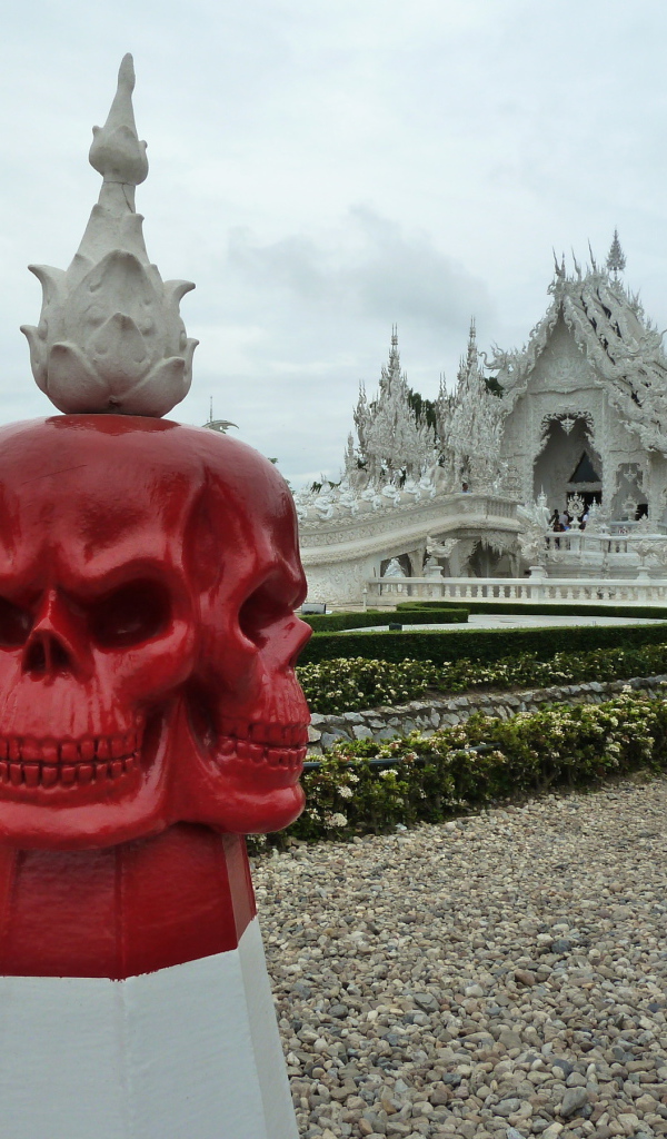 Статуя череп на курорте Чианг Рай, Таиланд