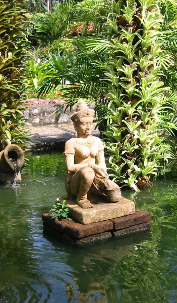 Статуя в воде на курорте Районг, Таиланд