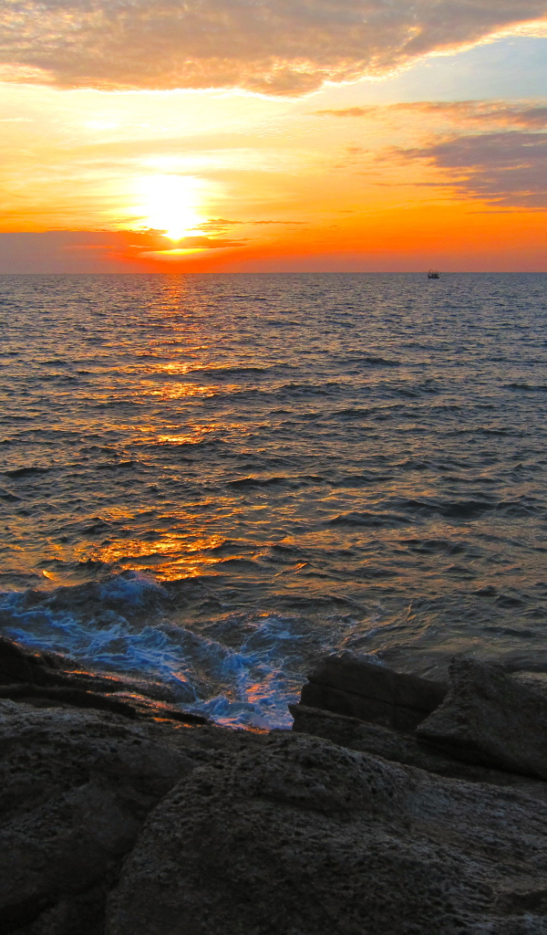 Закат солнца на берегу на острове Самет, Таиланд