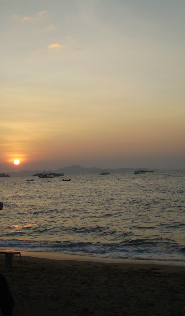 Закат солнца на пляже на курорте в Паттайе, Таиланд