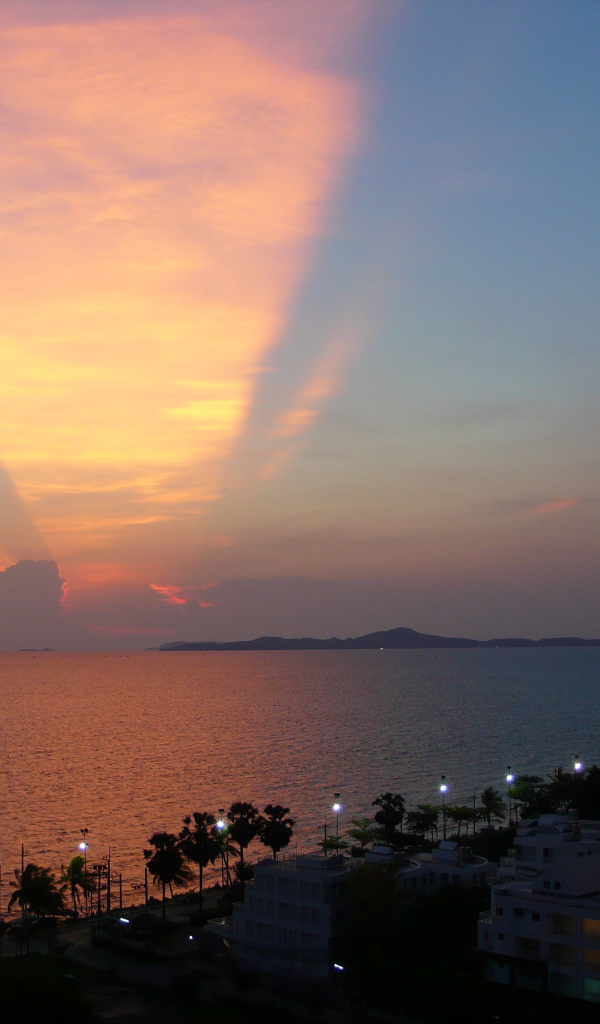 Закат над городом на курорте в Паттайе, Таиланд