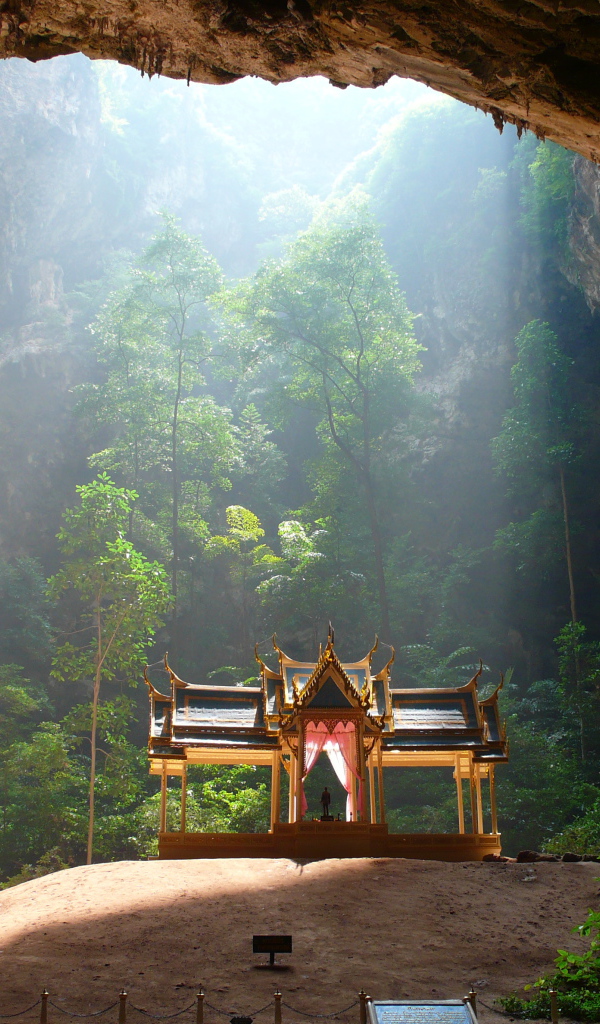 Храм в пещере на курорте Районг, Таиланд
