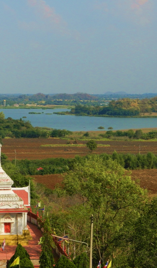 Храм на фоне озера на курорте Лопбури, Таиланд