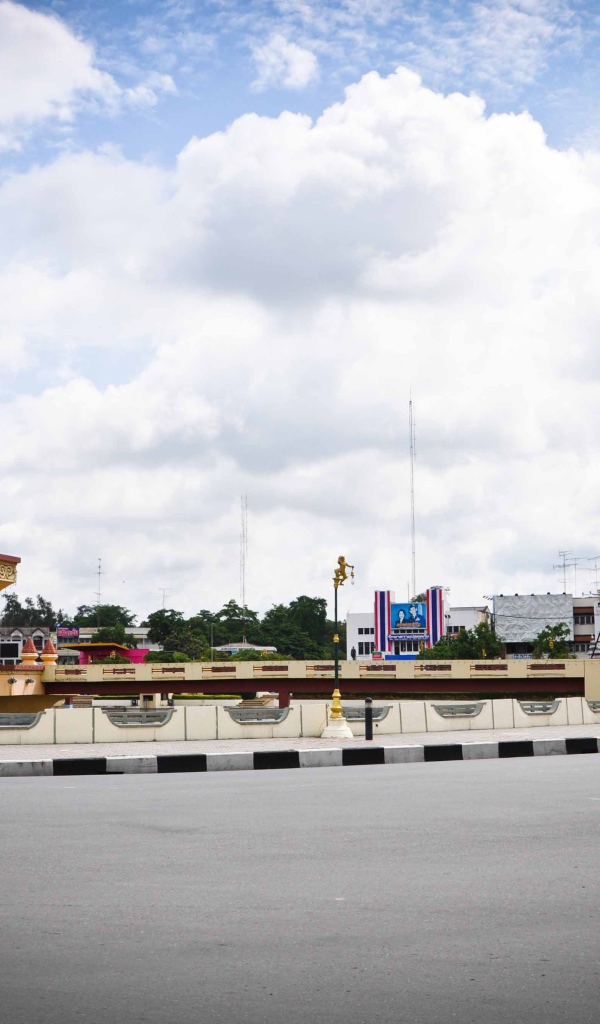 Уличное движение на курорте Лопбури, Таиланд