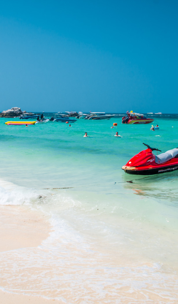 Белый песок на курорте острова Ко Лан, Таиланд