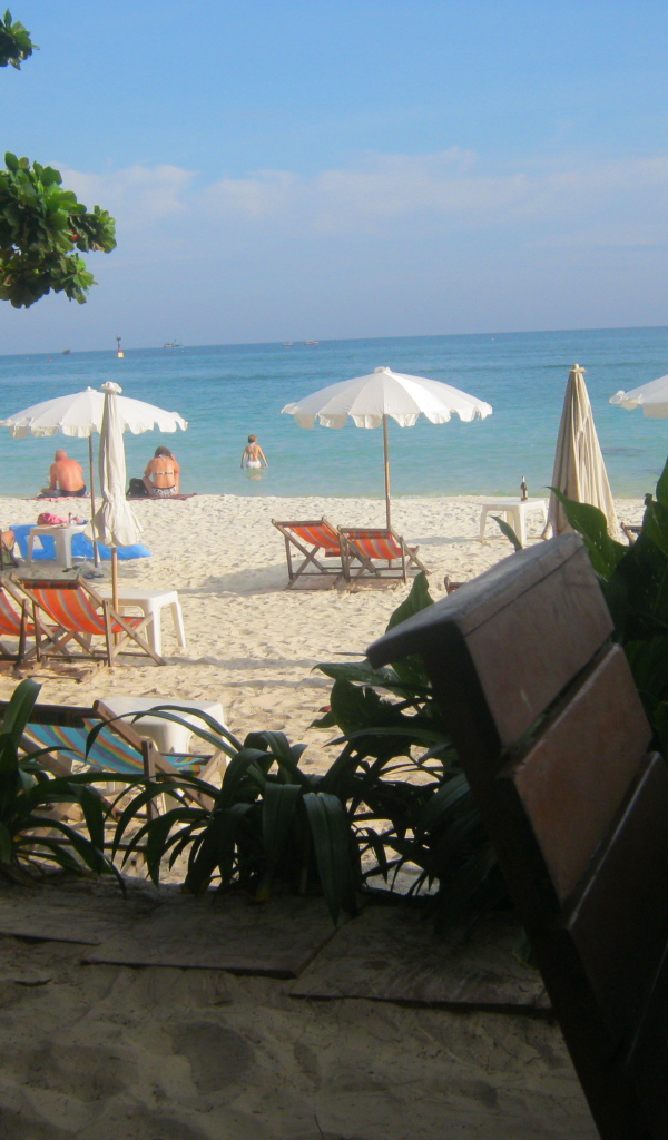 Зимний отдых на пляже на острове Чанг, Таиланд