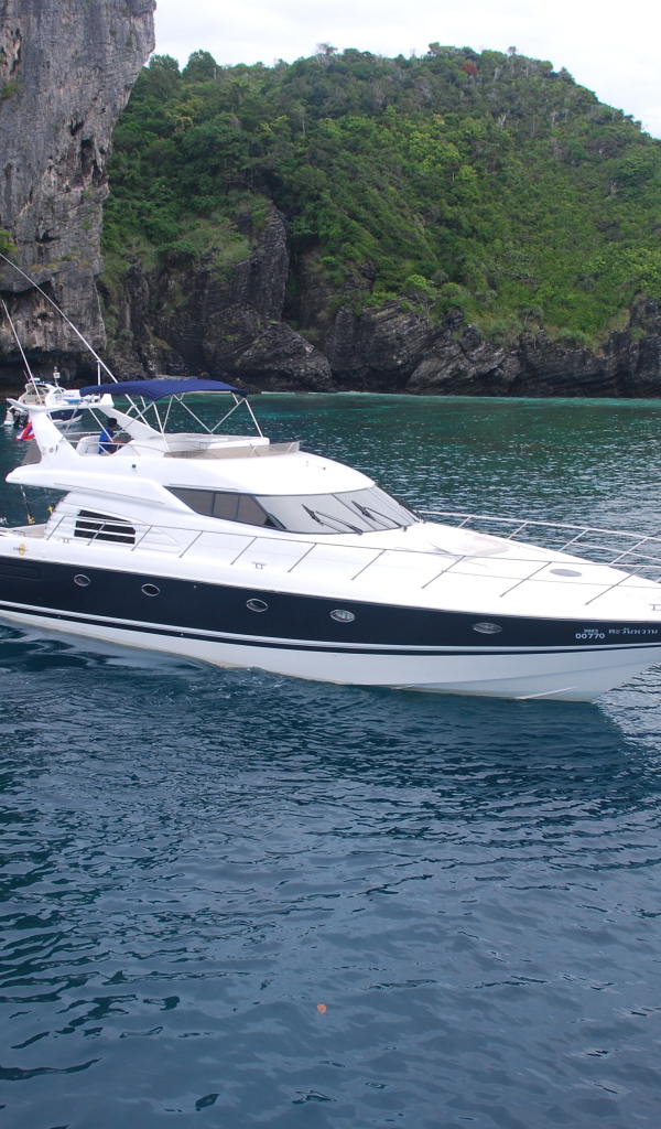 Яхта в заливе на курорте Хуа Хин, Таиланд