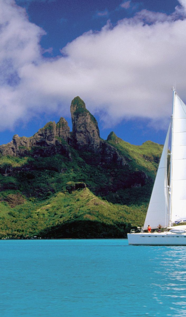 Яхта на фоне острова в Пхукете, Таиланд