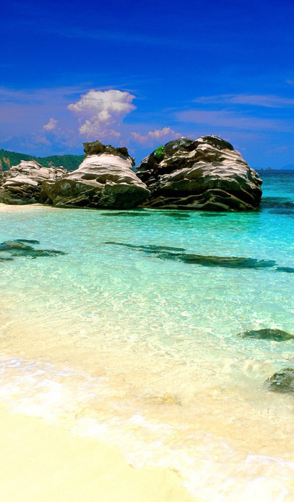 Скалы у берега в Пхукете, Таиланд