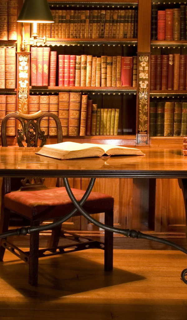 Глобус на столе в библиотеке