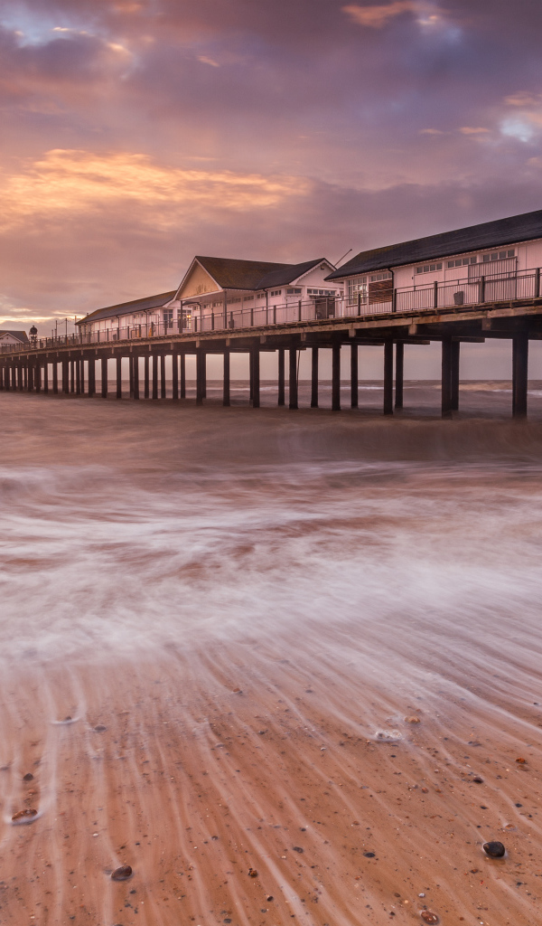 Длинный мост с частными домами