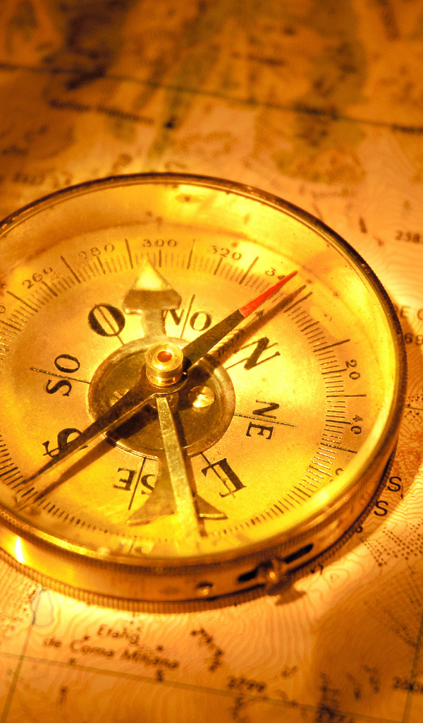 Старинный компас на карте путешественника